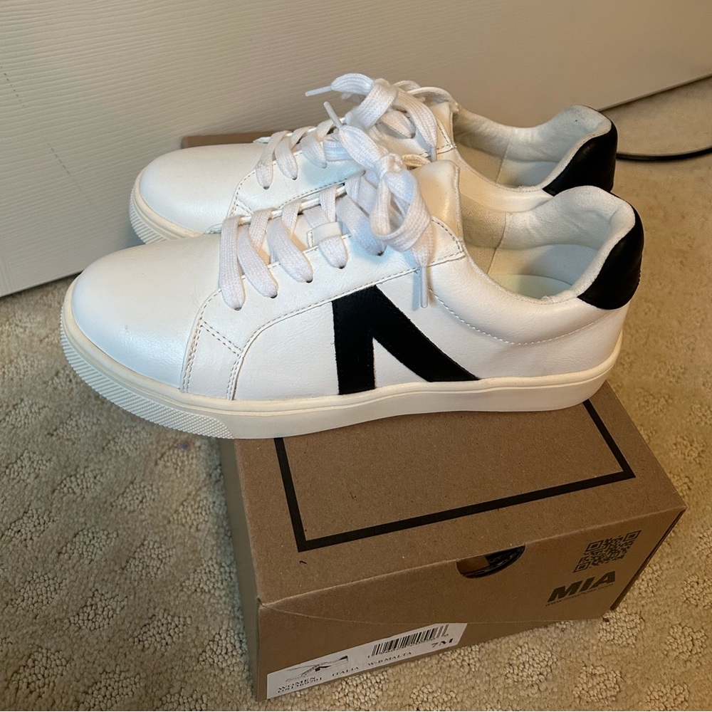 MIA Italia Low Top Sneakers